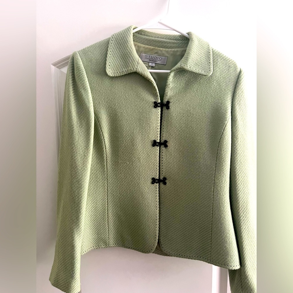 Tahari- studio women size 8 jacket